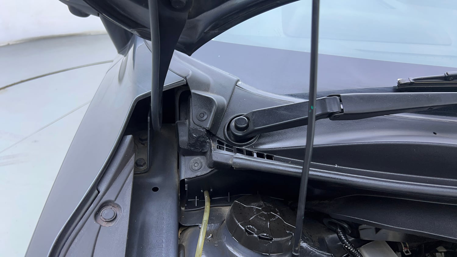 Used 2022 Maruti Suzuki Baleno Alpha AGS Petrol Automatic engine ENGINE RIGHT SIDE HINGE & APRON VIEW