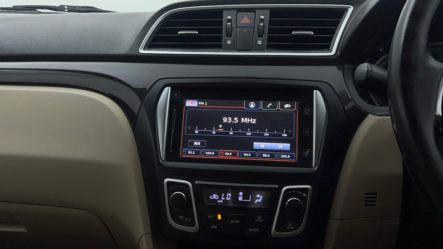 Used 2016 Maruti Suzuki Ciaz ZXi Petrol Manual top_features Integrated (in-dash) music system