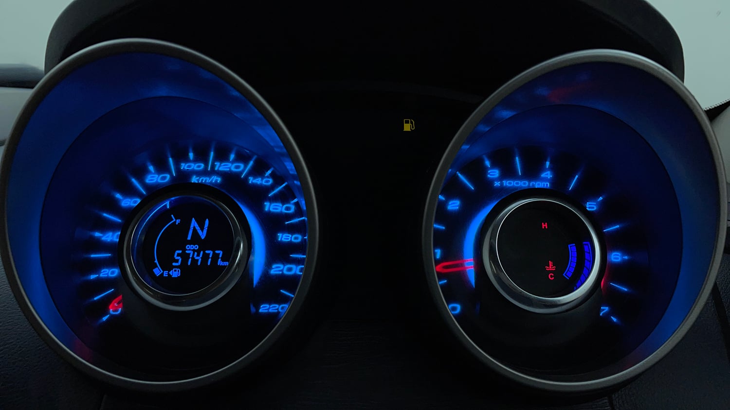 Used 2018 Mahindra XUV500 W11 Diesel Manual interior CLUSTERMETER VIEW