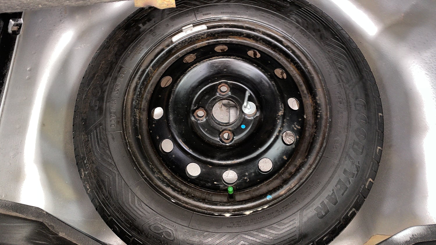 Used 2012 Maruti Suzuki Swift VXi Petrol Manual tyres SPARE TYRE VIEW