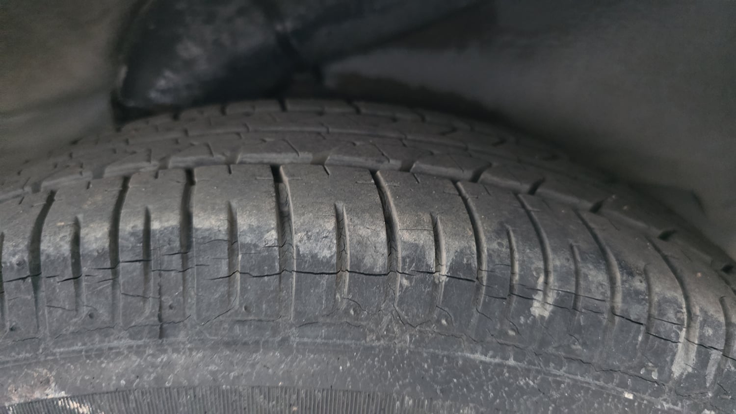 Used 2013 Hyundai i10 Sportz 1.2 Kappa2 Petrol Manual tyres LEFT REAR TYRE TREAD VIEW