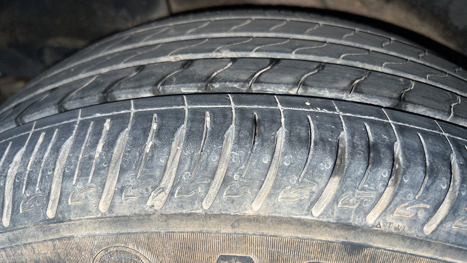 Used 2022 Hyundai Venue S(O) 1.0 Turbo iMT Petrol Manual tyres RIGHT REAR TYRE TREAD VIEW