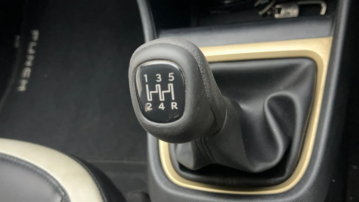Used 2024 Tata Punch Accomplished MT Petrol Manual interior GEAR  KNOB VIEW