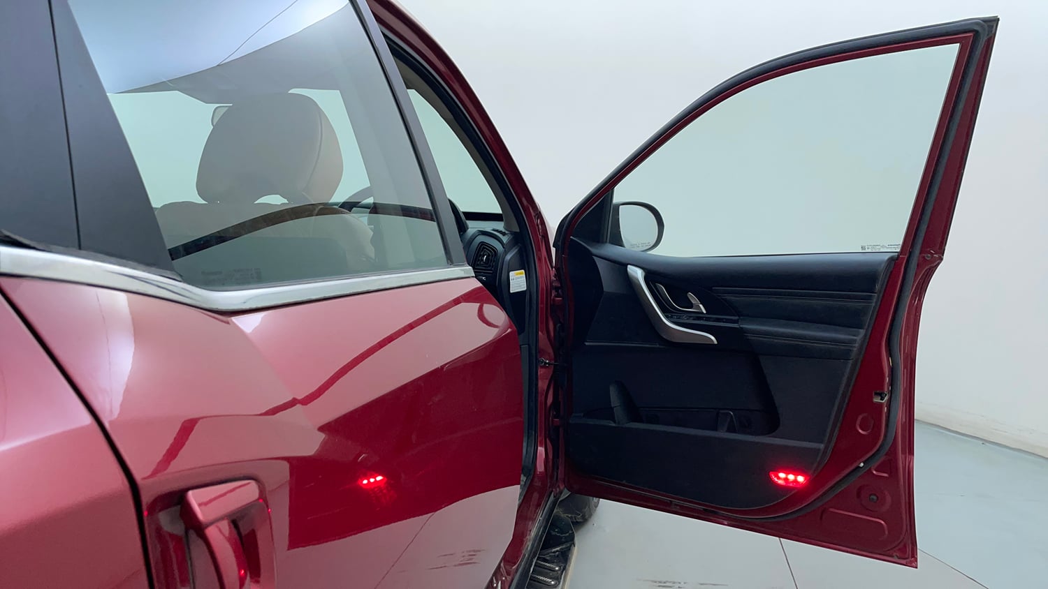 Used 2018 Mahindra XUV500 W11 Diesel Manual interior RIGHT FRONT DOOR OPEN VIEW