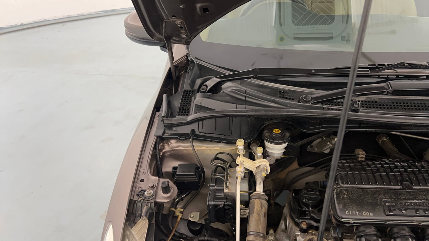 Used 2014 Honda City VX Petrol Manual engine ENGINE RIGHT SIDE HINGE & APRON VIEW