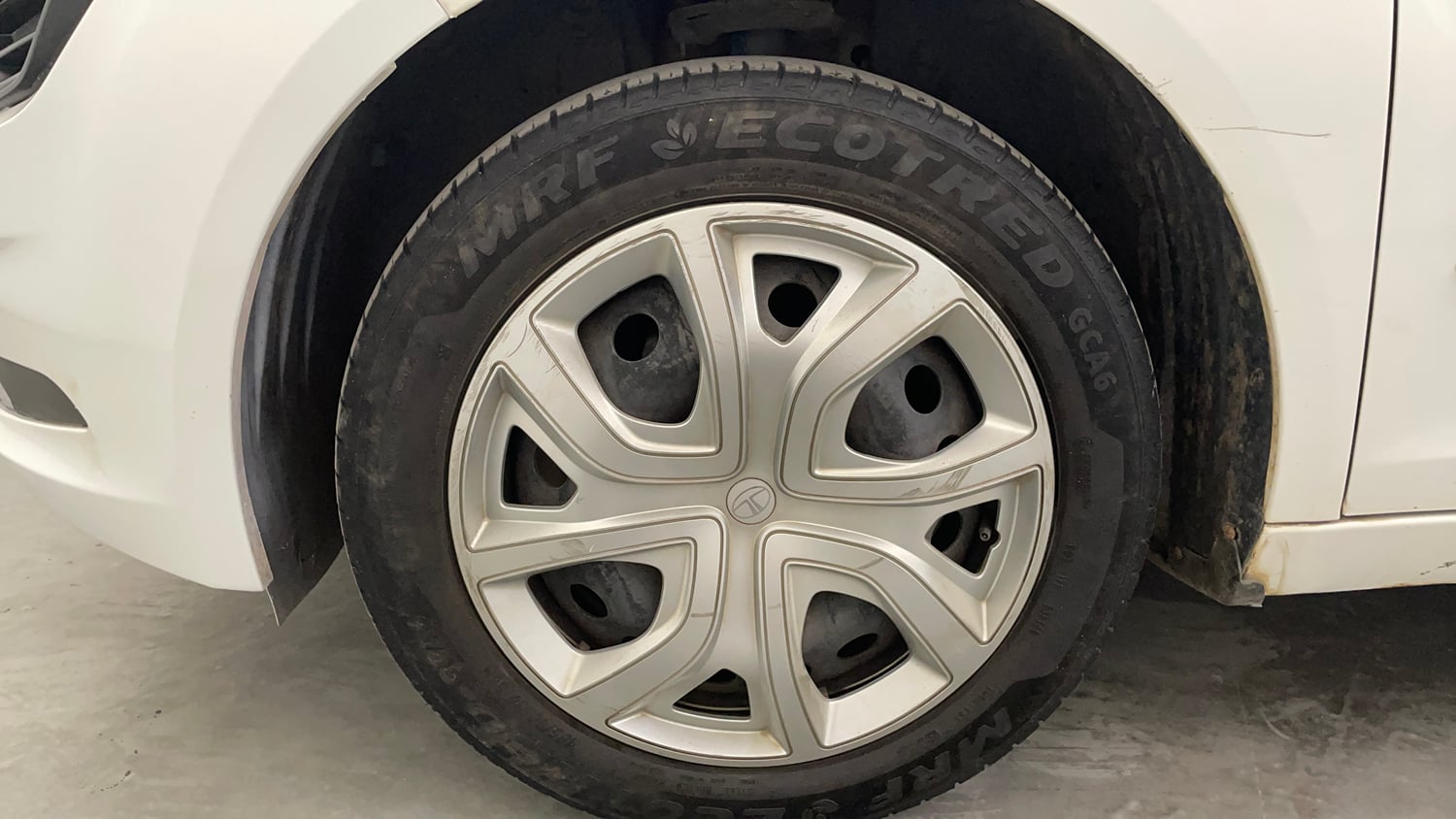 Used 2024 Tata Altroz XM Plus (S) Petrol Manual tyres LEFT FRONT TYRE RIM VIEW