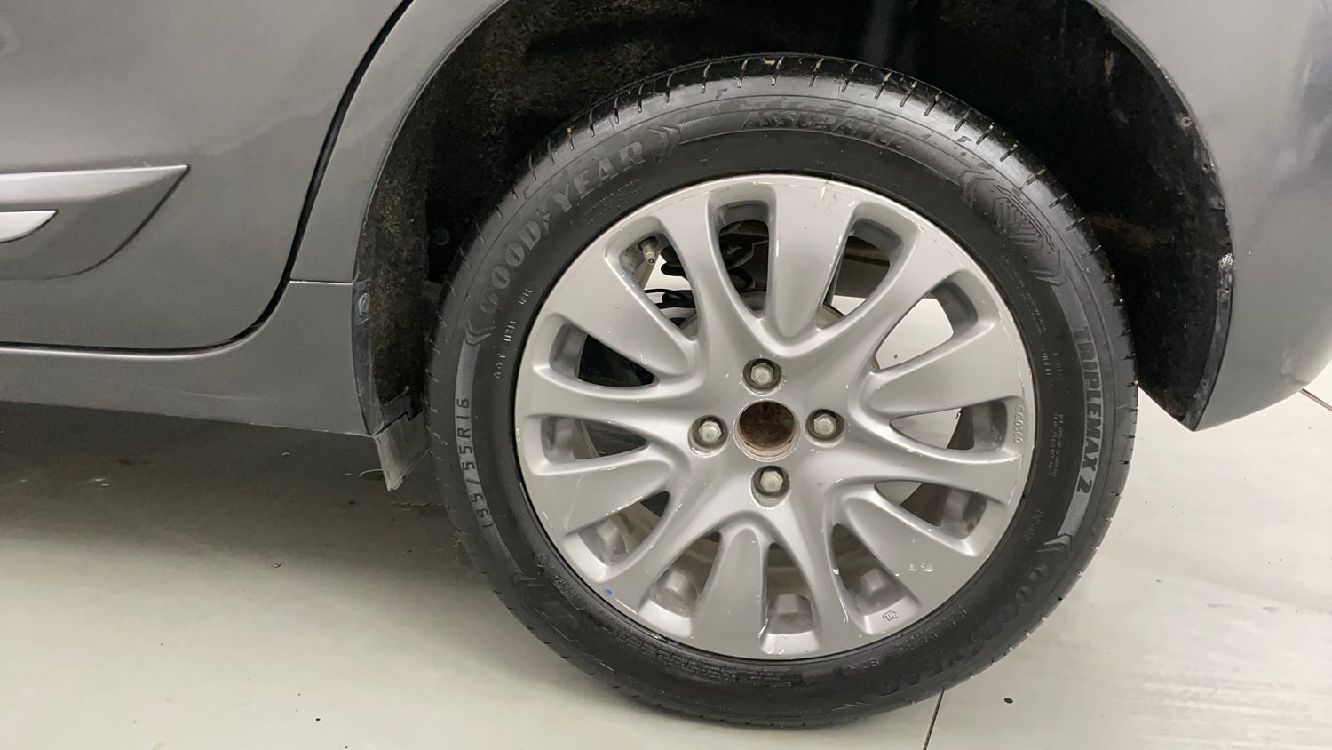 Used 2018 Maruti Suzuki Baleno Alpha 1.2 Petrol Manual tyres LEFT REAR TYRE RIM VIEW