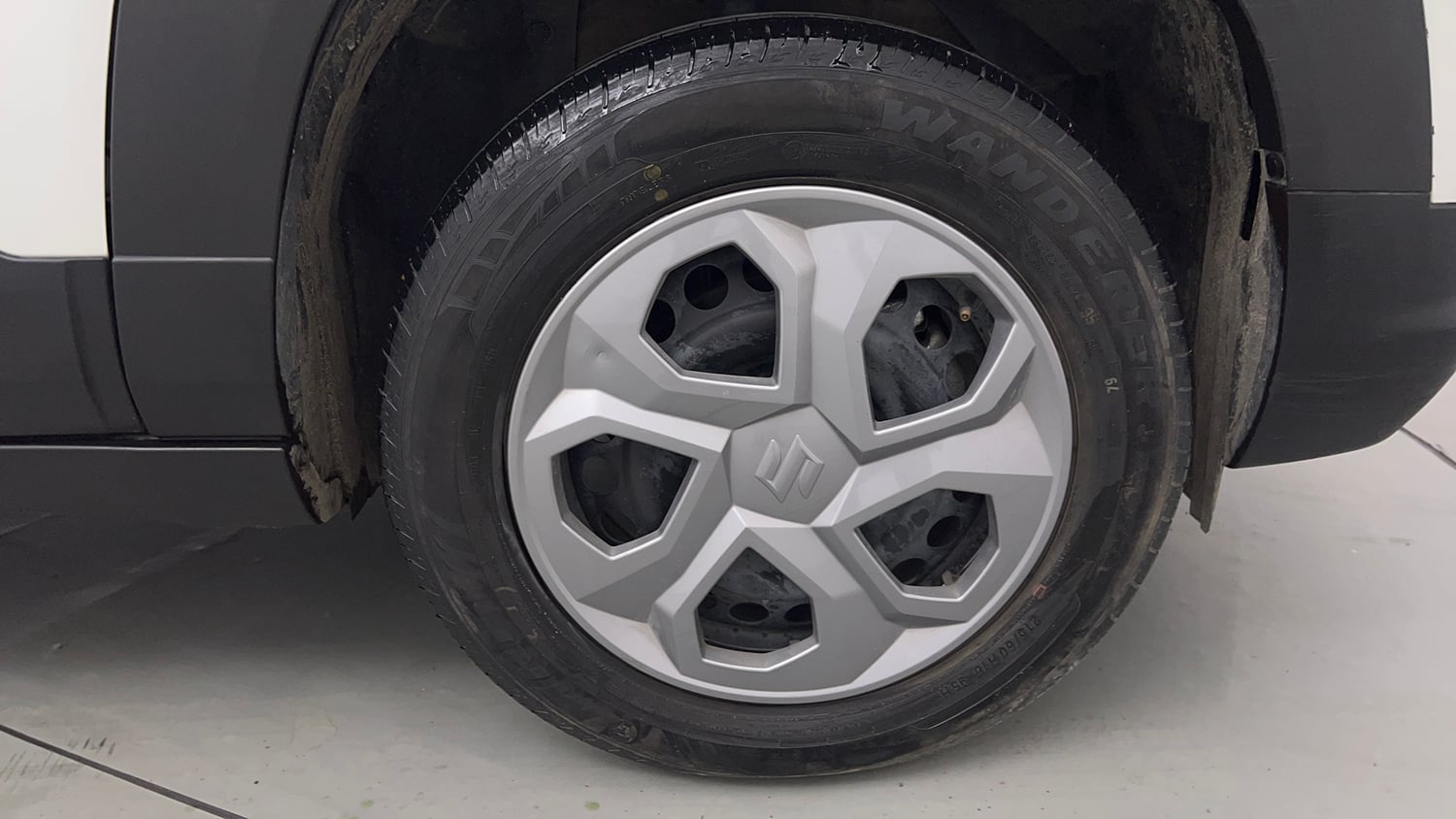 Used 2023 Maruti Suzuki Brezza VXi Petrol Manual tyres RIGHT FRONT TYRE RIM VIEW