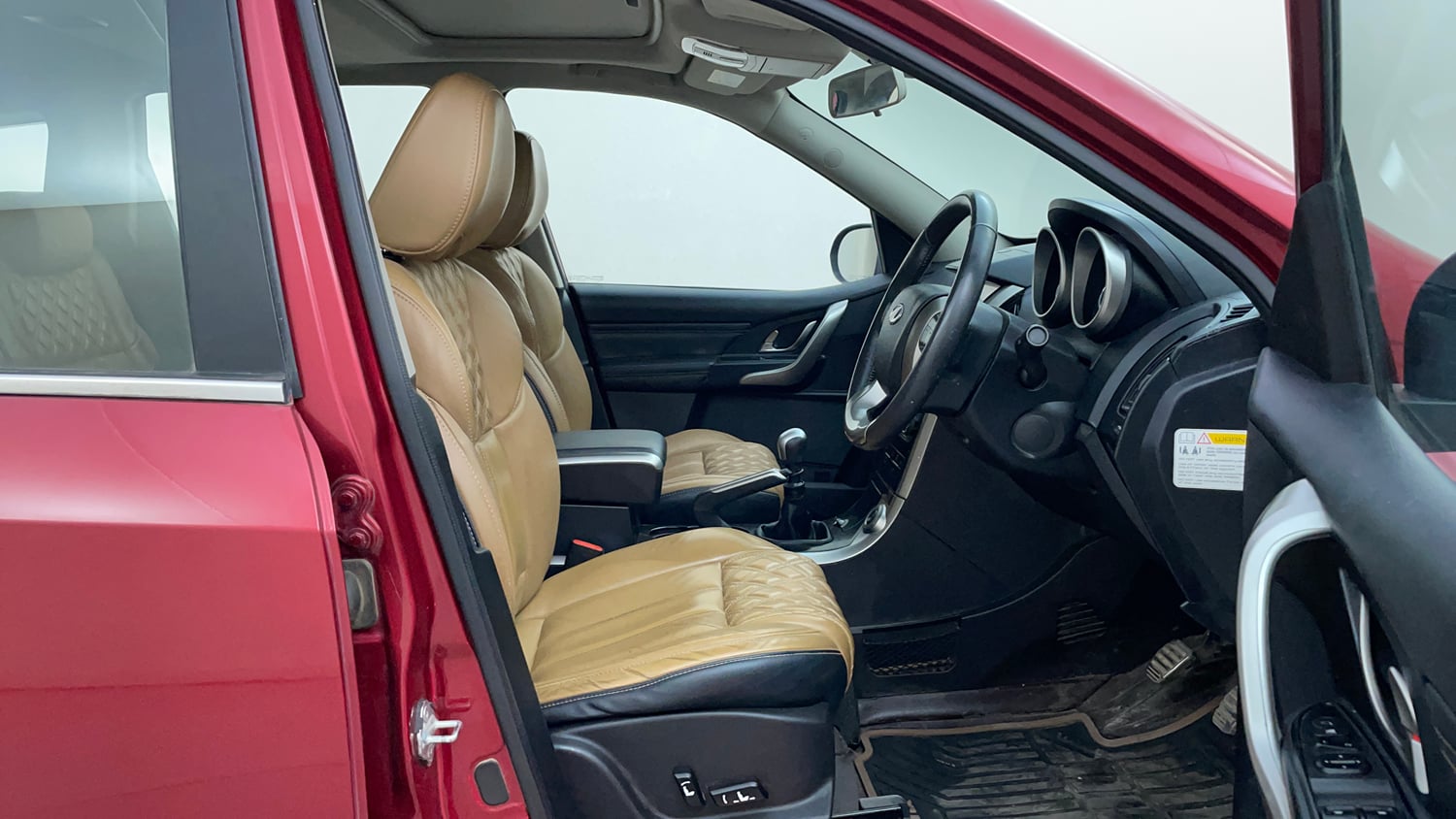 Used 2018 Mahindra XUV500 W11 Diesel Manual interior RIGHT SIDE FRONT DOOR CABIN VIEW