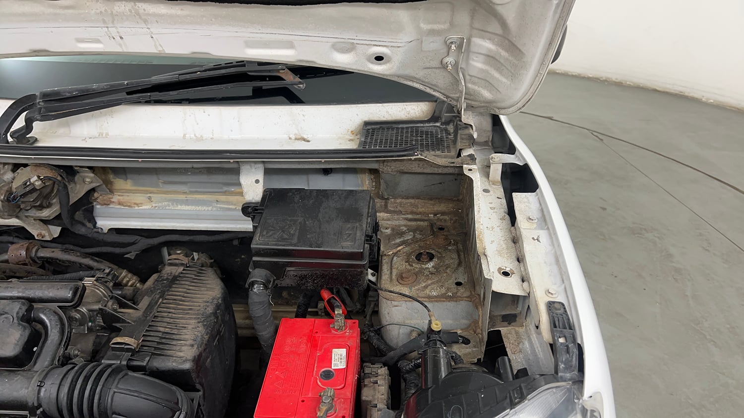 Used 2017 Renault Kwid 1.0 RXT AMT Petrol Automatic engine ENGINE LEFT SIDE HINGE & APRON VIEW
