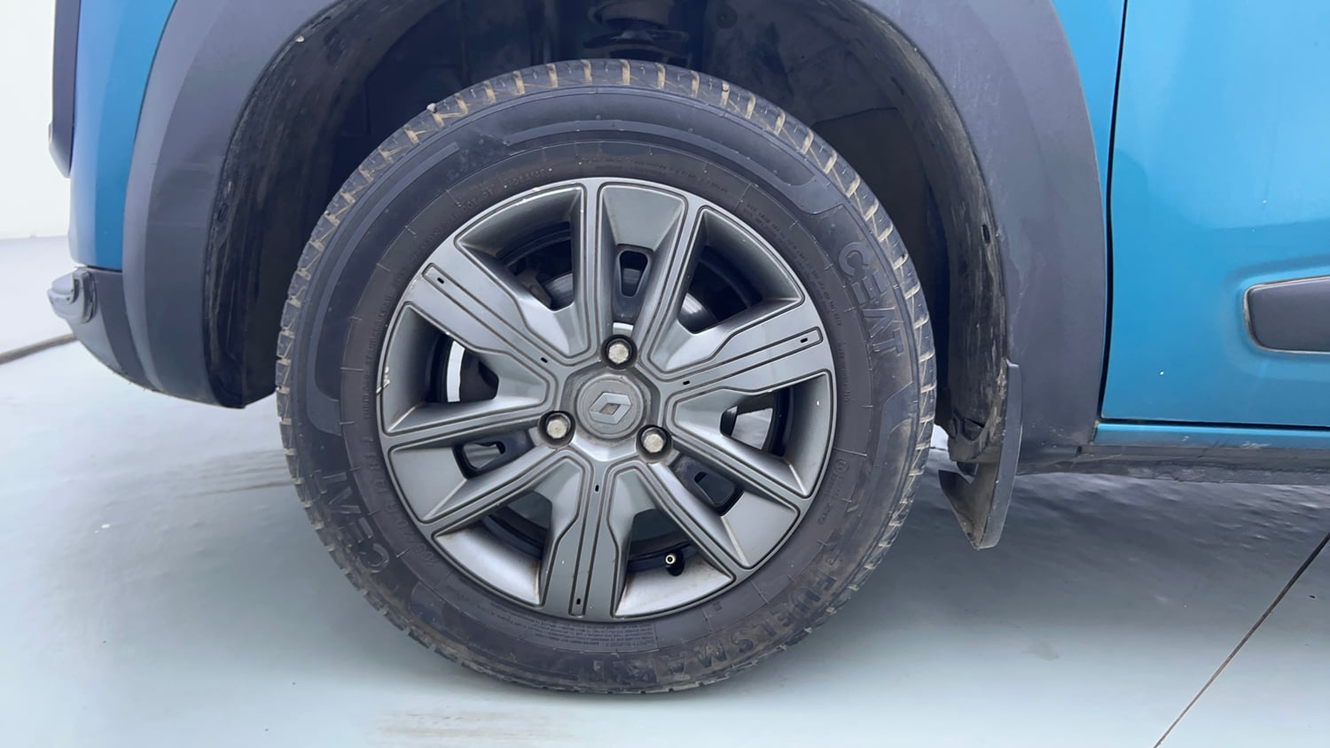 Used 2021 Renault Kwid CLIMBER 1.0 AMT Opt Petrol Automatic tyres LEFT FRONT TYRE RIM VIEW