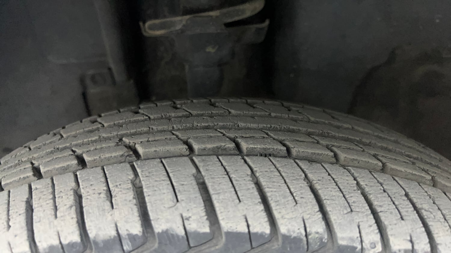 Used 2015 Renault Kwid RXT Petrol Manual tyres LEFT FRONT TYRE TREAD VIEW