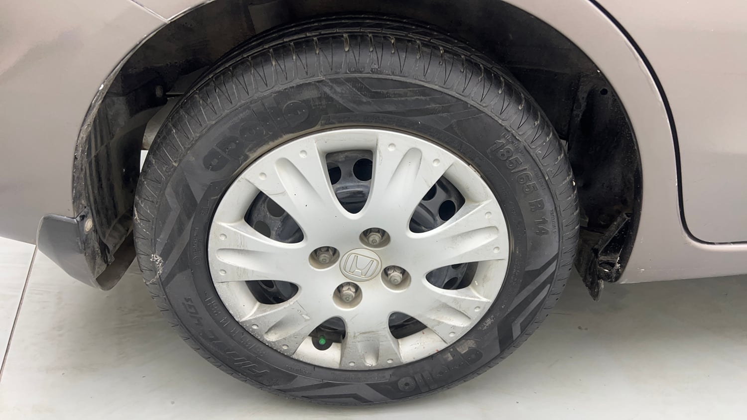 Used 2014 Honda Amaze 1.2 S i-VTEC Petrol Manual tyres RIGHT REAR TYRE RIM VIEW