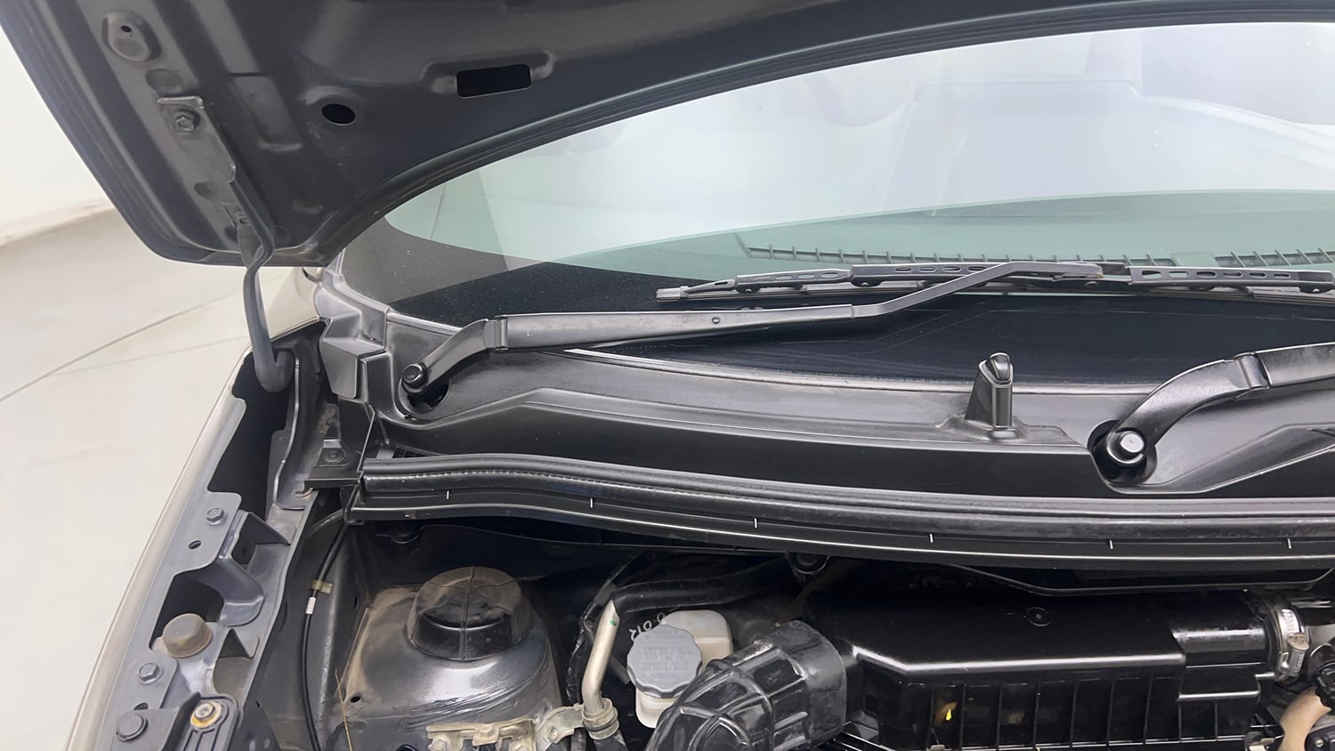 Used 2019 Maruti Suzuki Wagon R ZXi 1.2 AMT Petrol Automatic engine ENGINE RIGHT SIDE HINGE & APRON VIEW