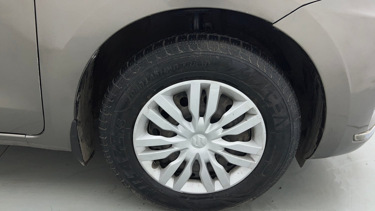 Used 2017 Maruti Suzuki Dzire VXi Petrol Manual tyres RIGHT FRONT TYRE RIM VIEW