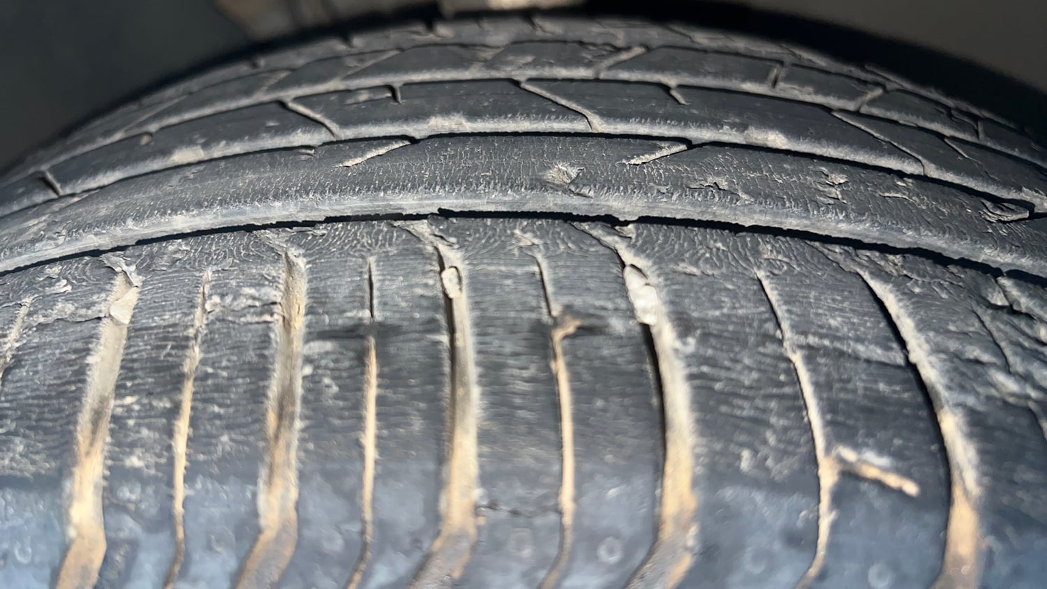 Used 2022 Skoda Slavia Style 1.0L TSI AT Petrol Automatic tyres RIGHT FRONT TYRE TREAD VIEW