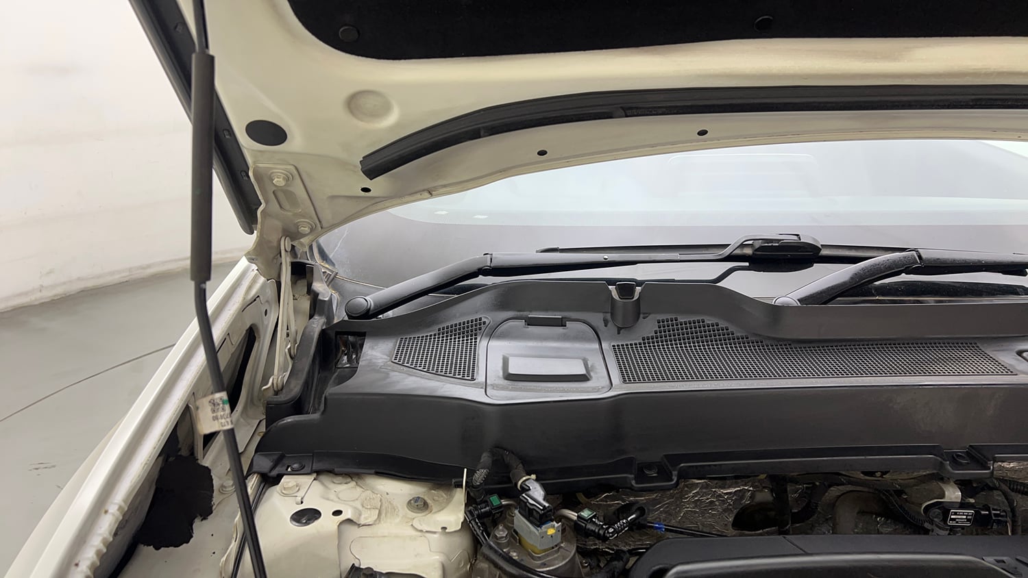 Used 2022 Tata Safari XTA Plus Diesel Automatic engine ENGINE RIGHT SIDE HINGE & APRON VIEW
