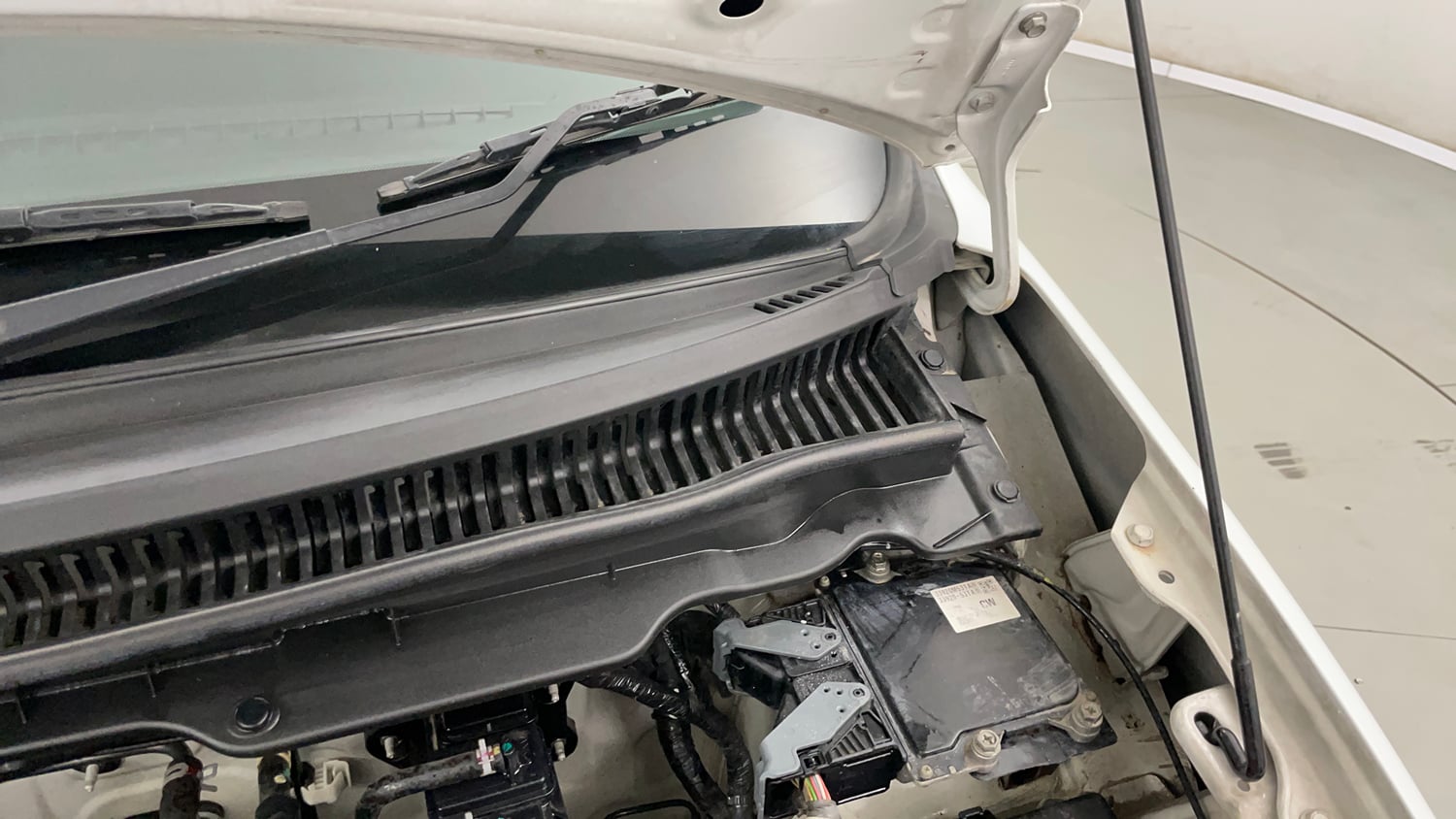 Used 2023 Maruti Suzuki Alto K10 LXi Petrol Manual engine ENGINE LEFT SIDE HINGE & APRON VIEW