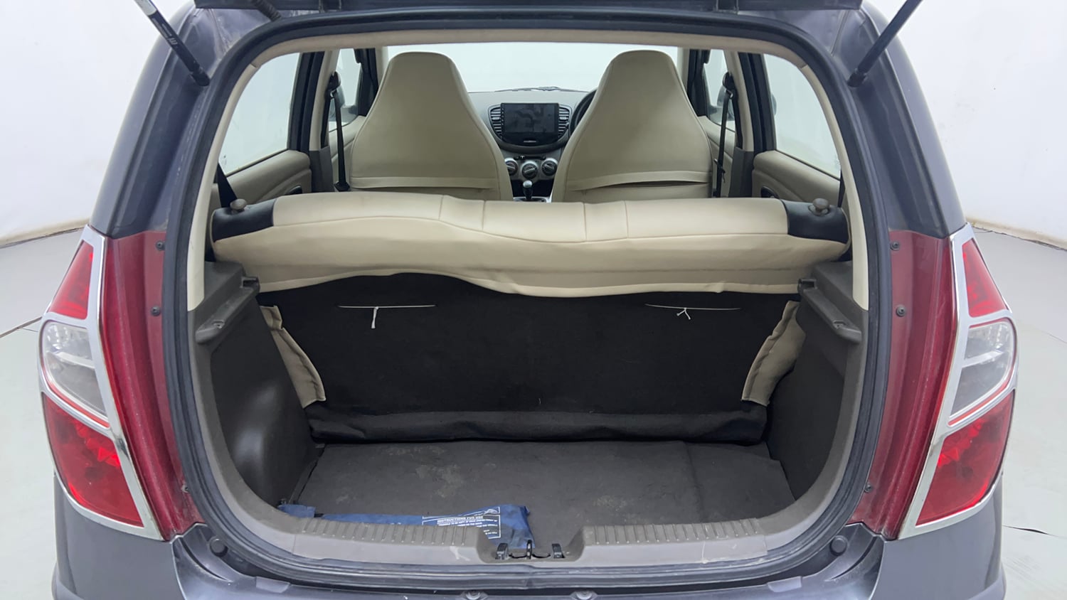Used 2013 Hyundai i10 Magna 1.2 Kappa2 Petrol Manual interior DICKY INSIDE VIEW