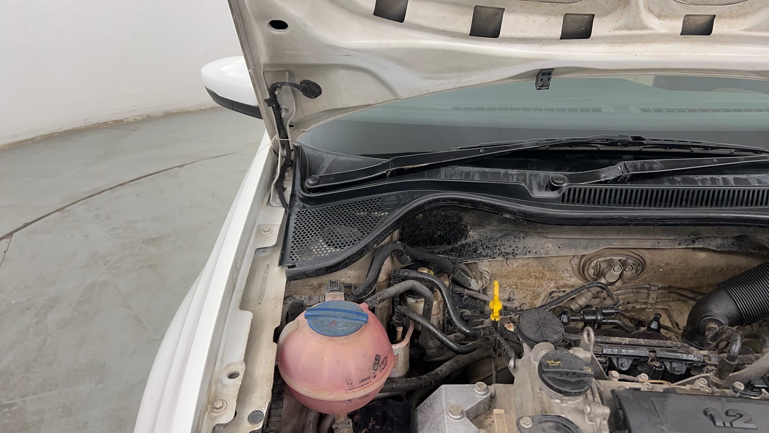 Used 2016 Volkswagen Polo Highline1.2L (P) Petrol Manual engine ENGINE RIGHT SIDE HINGE & APRON VIEW