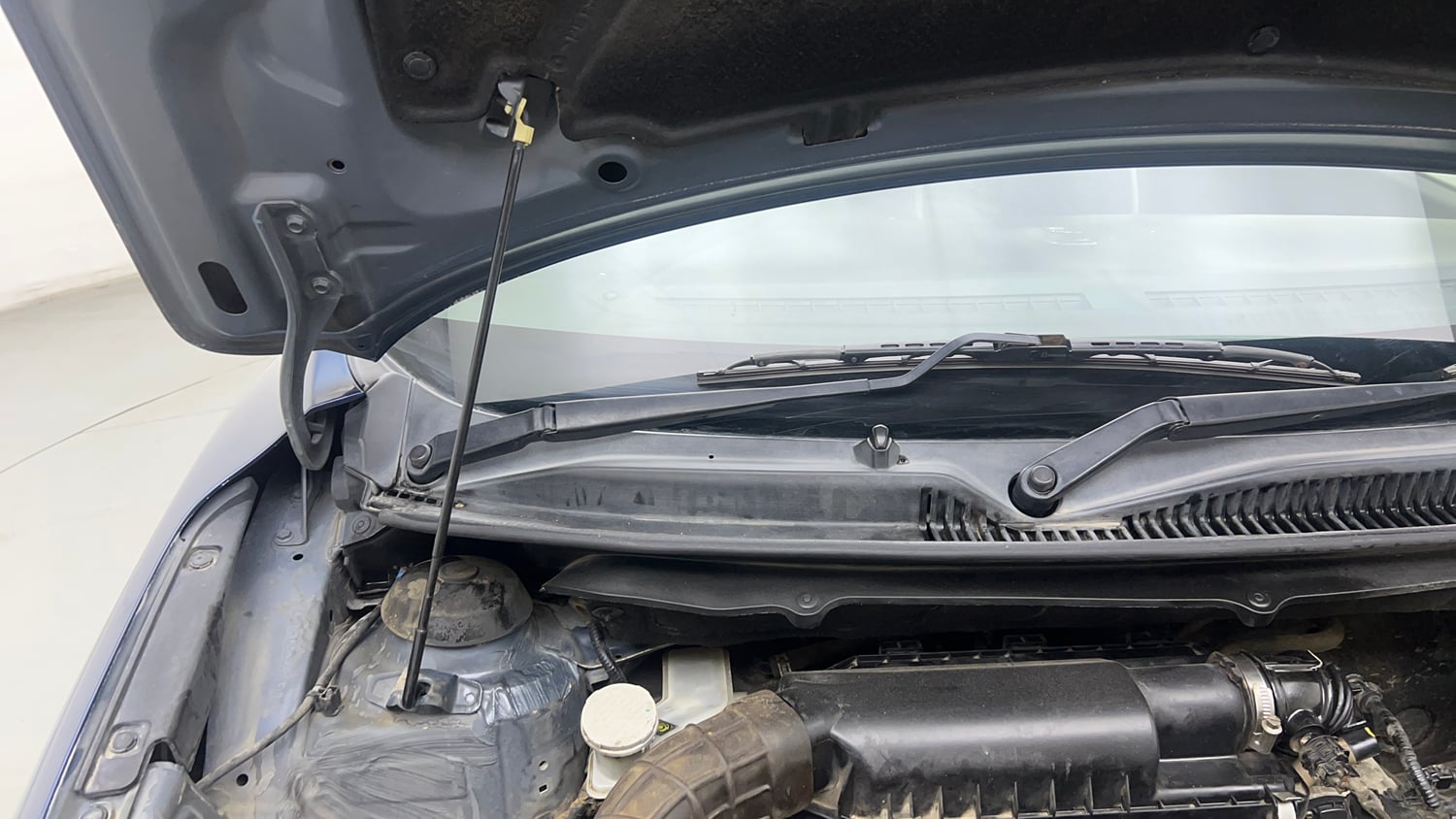 Used 2017 Maruti Suzuki Baleno Delta 1.2 Petrol Manual engine ENGINE RIGHT SIDE HINGE & APRON VIEW