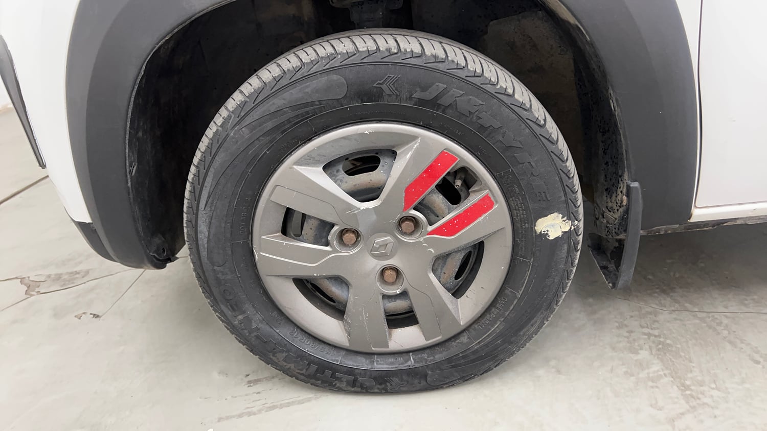 Used 2017 Renault Kwid 1.0 RXT AMT Petrol Automatic tyres LEFT FRONT TYRE RIM VIEW