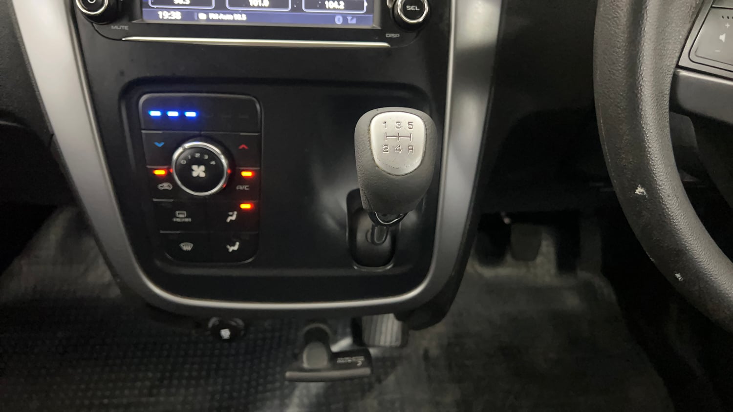 Used 2018 Mahindra KUV100 NXT K8 D 6 STR Diesel Manual interior GEAR  KNOB VIEW