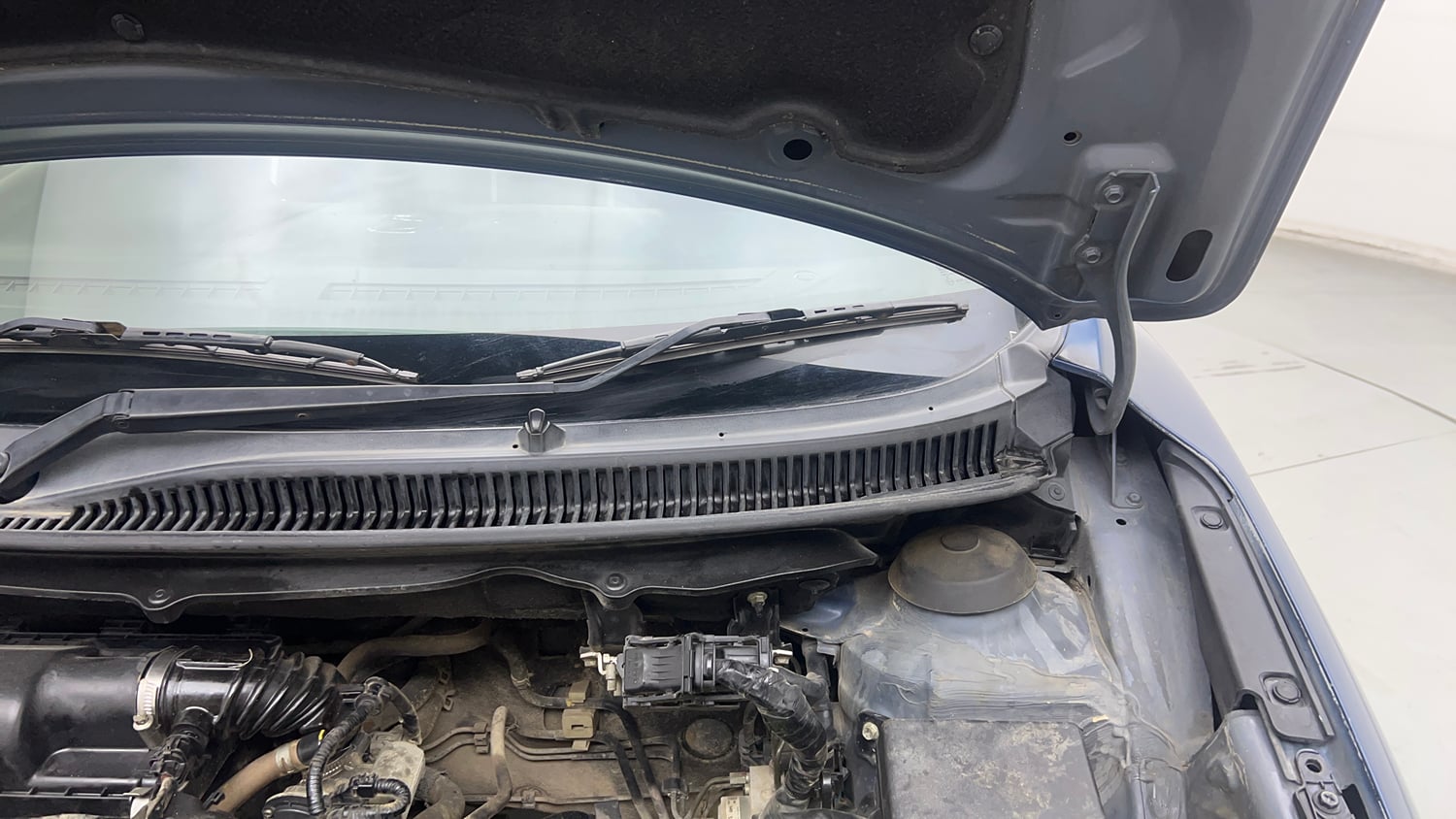 Used 2017 Maruti Suzuki Baleno Delta 1.2 Petrol Manual engine ENGINE LEFT SIDE HINGE & APRON VIEW