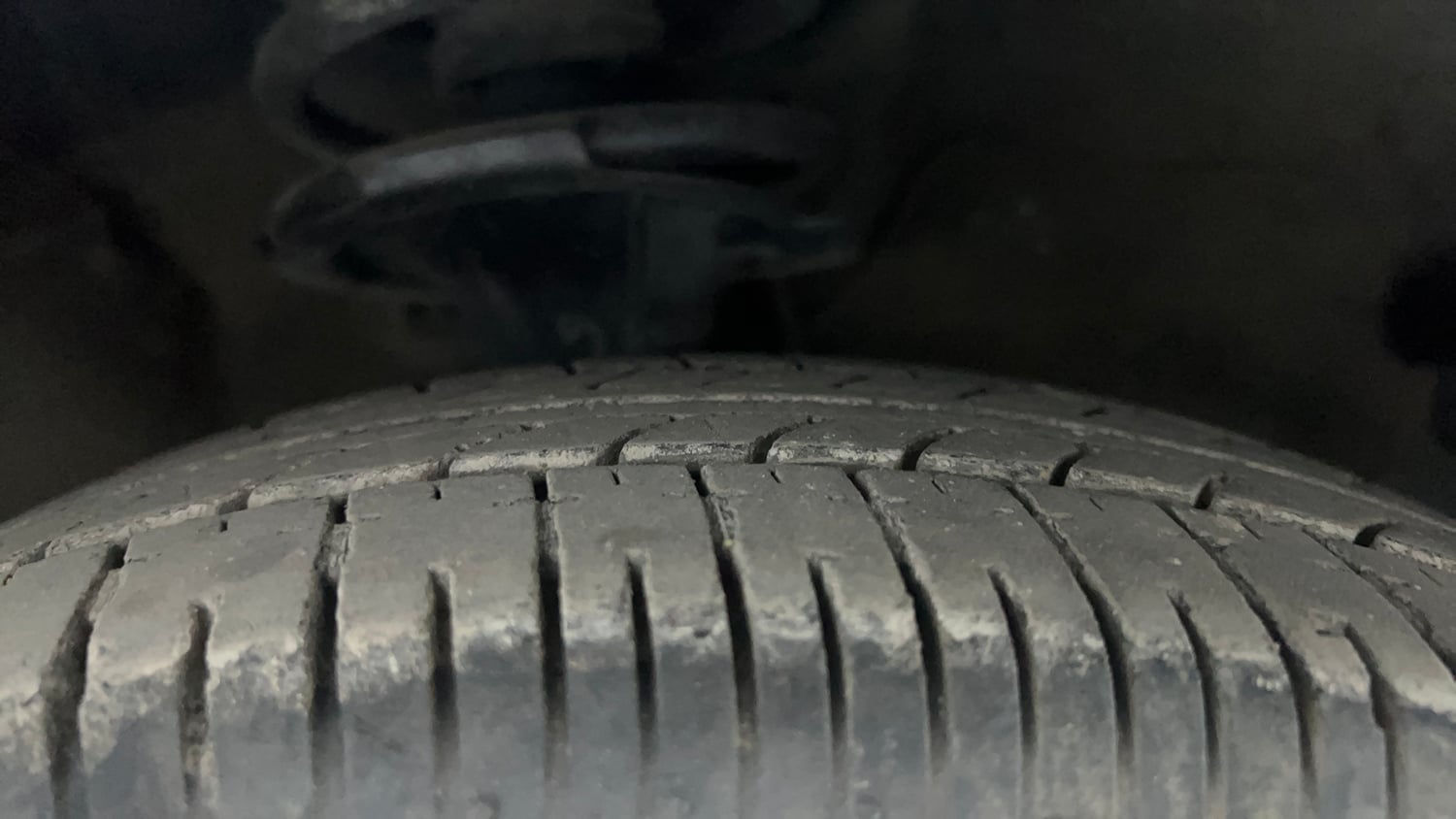 Used 2013 Hyundai i10 Magna 1.2 Kappa2 Petrol Manual tyres RIGHT FRONT TYRE TREAD VIEW