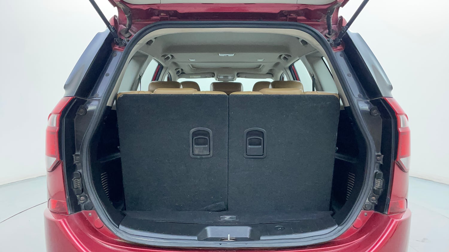 Used 2018 Mahindra XUV500 W11 Diesel Manual interior DICKY INSIDE VIEW