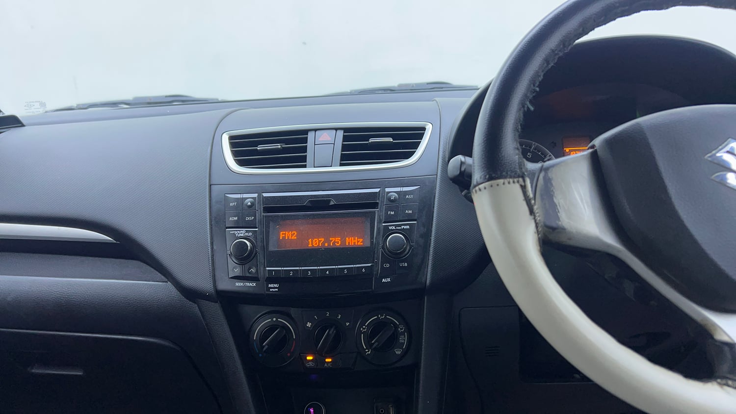 Used 2015 Maruti Suzuki Swift VXi Petrol Manual interior MUSIC SYSTEM & AC CONTROL VIEW