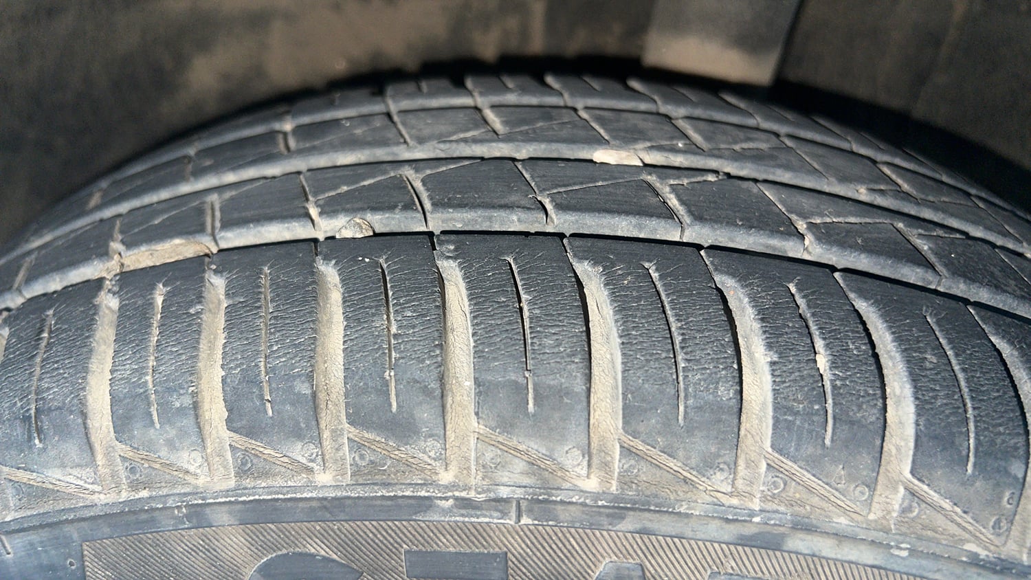Used 2021 Renault Kwid CLIMBER 1.0 AMT Opt Petrol Automatic tyres LEFT REAR TYRE TREAD VIEW