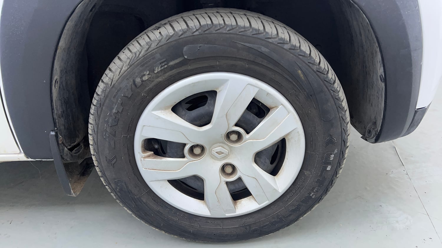 Used 2015 Renault Kwid RXT Petrol Manual tyres RIGHT FRONT TYRE RIM VIEW