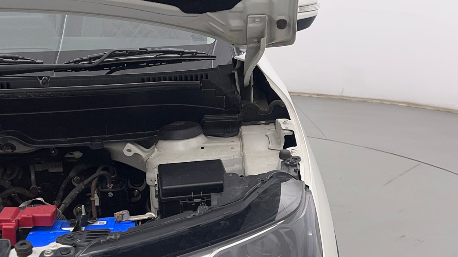 Used 2023 Maruti Suzuki Brezza VXi Petrol Manual engine ENGINE LEFT SIDE HINGE & APRON VIEW