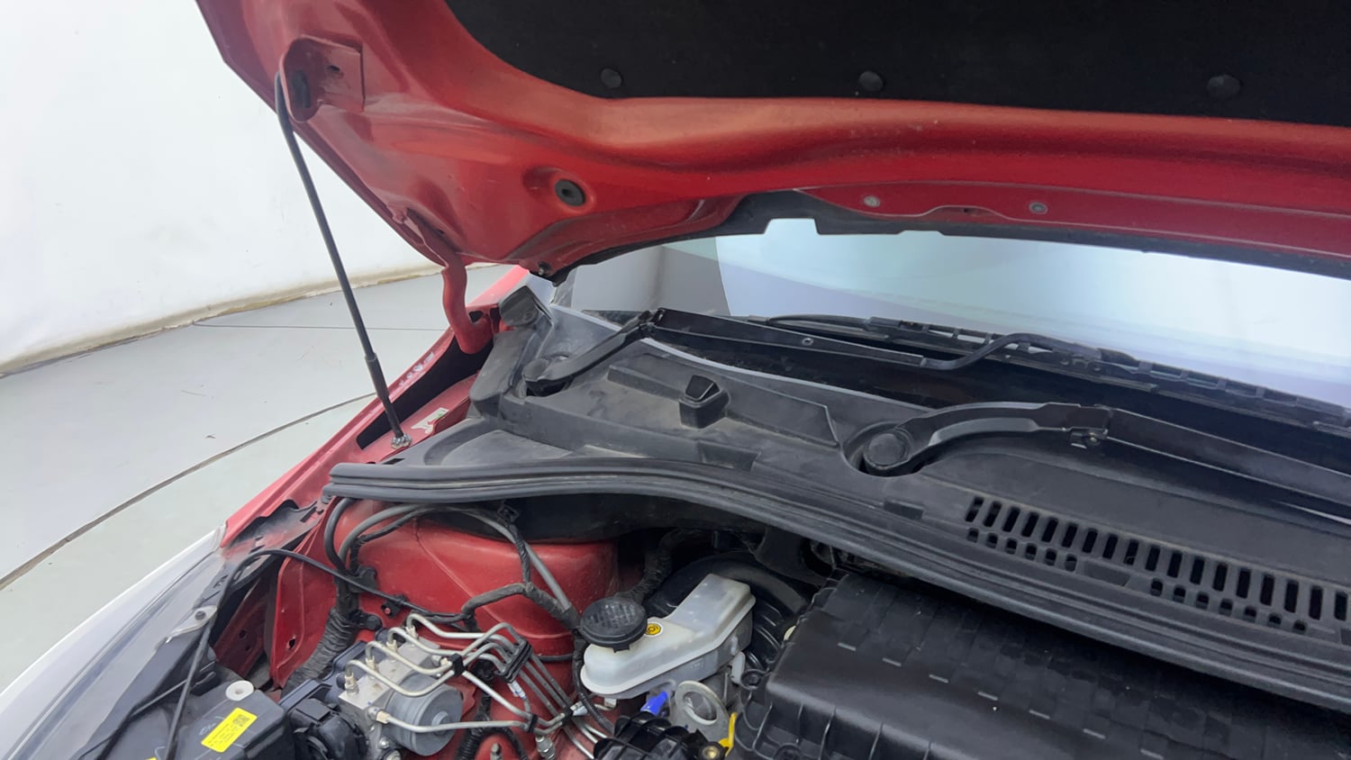 Used 2021 Tata Tiago XZ Plus Petrol Manual engine ENGINE RIGHT SIDE HINGE & APRON VIEW