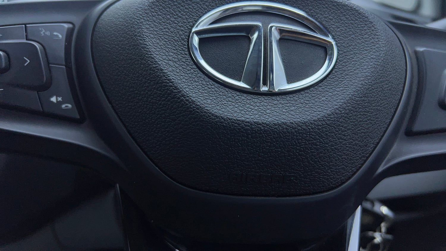 Used 2022 Tata Tiago XT CNG Cng Manual top_features Airbags