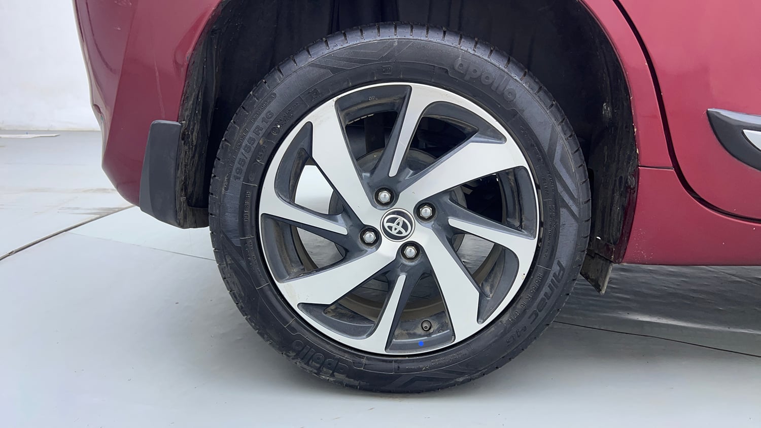 Used 2022 Toyota Glanza V Petrol Manual tyres RIGHT REAR TYRE RIM VIEW