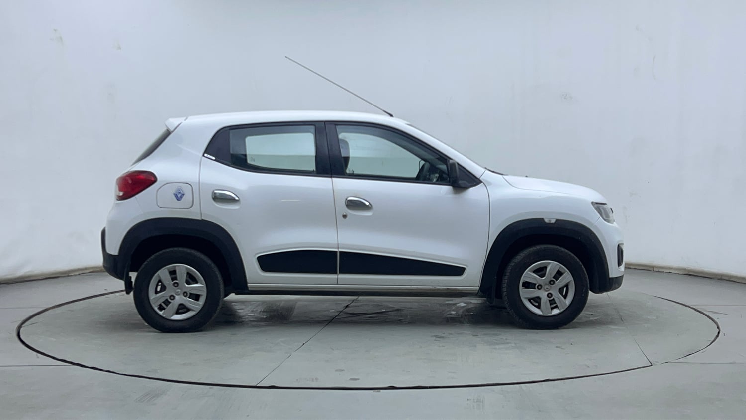 Used 2015 Renault Kwid RXT Petrol Manual exterior RIGHT SIDE VIEW
