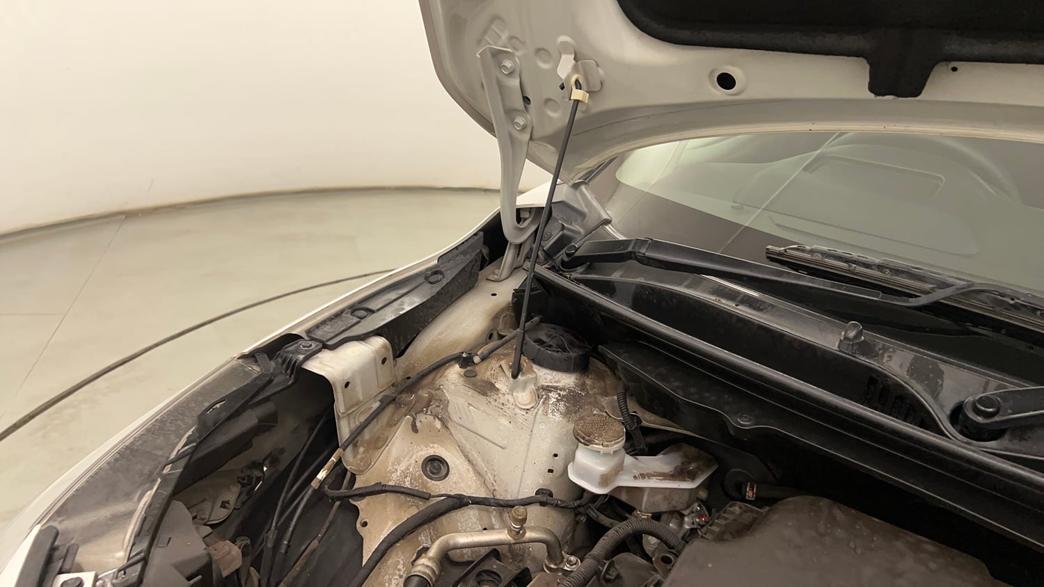 Used 2022 Maruti Suzuki Baleno Alpha AGS Petrol Automatic engine ENGINE RIGHT SIDE HINGE & APRON VIEW
