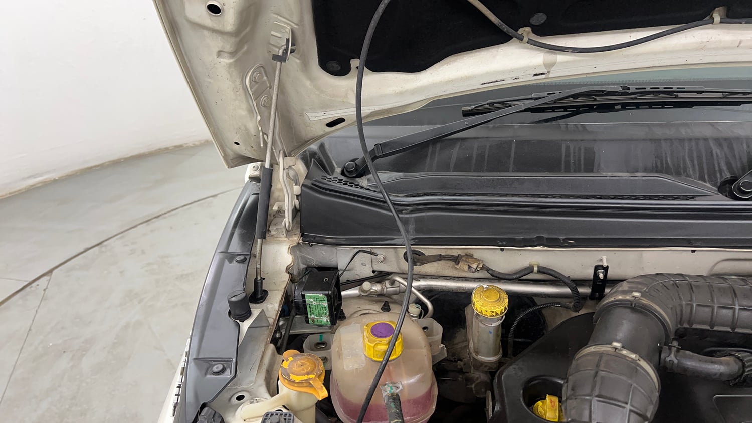 Used 2018 Mahindra KUV100 NXT K8 D 6 STR Diesel Manual engine ENGINE RIGHT SIDE HINGE & APRON VIEW