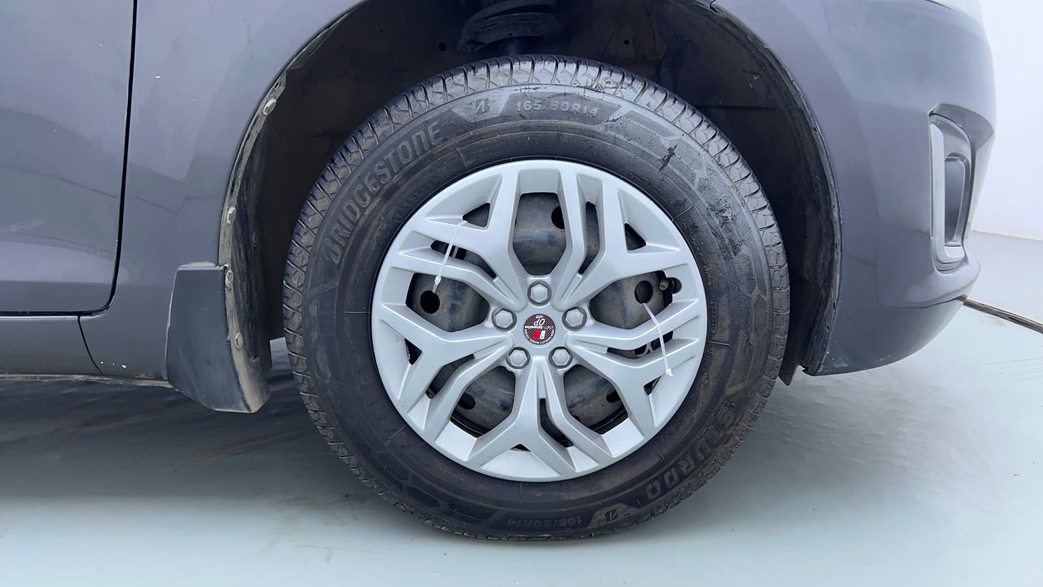 Used 2015 Maruti Suzuki Swift VXi Petrol Manual tyres RIGHT FRONT TYRE RIM VIEW
