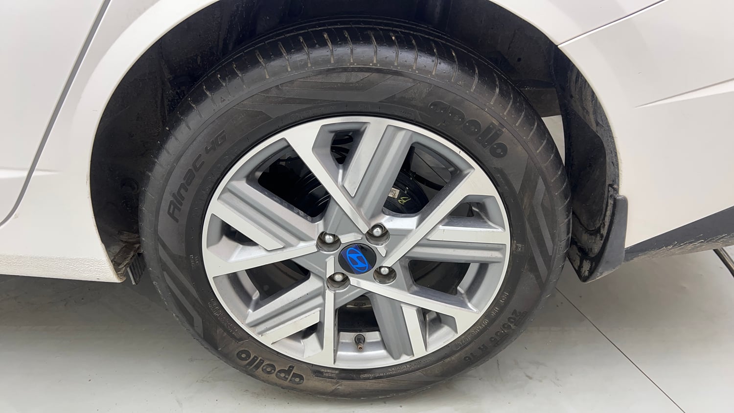 Used 2024 Hyundai Verna SX 1.5 Petrol MT Petrol Manual tyres LEFT REAR TYRE RIM VIEW