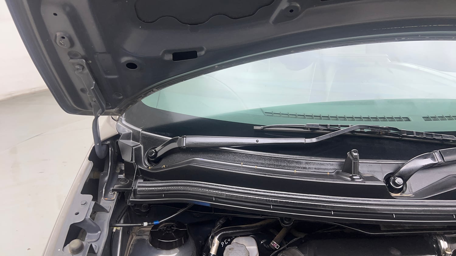 Used 2021 Maruti Suzuki Wagon R 1.0 VXi 1.0 Petrol Manual engine ENGINE RIGHT SIDE HINGE & APRON VIEW