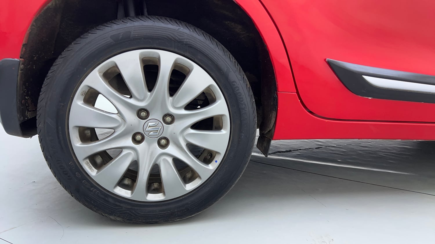 Used 2017 Maruti Suzuki Baleno Zeta 1.2 AT Petrol Automatic tyres RIGHT REAR TYRE RIM VIEW