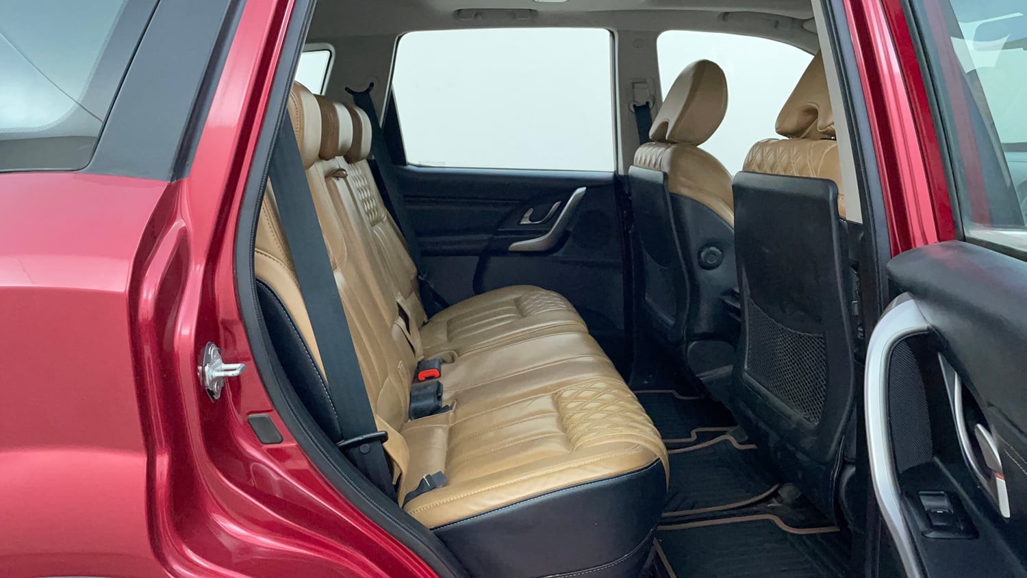 Used 2018 Mahindra XUV500 W11 Diesel Manual interior RIGHT SIDE REAR DOOR CABIN VIEW