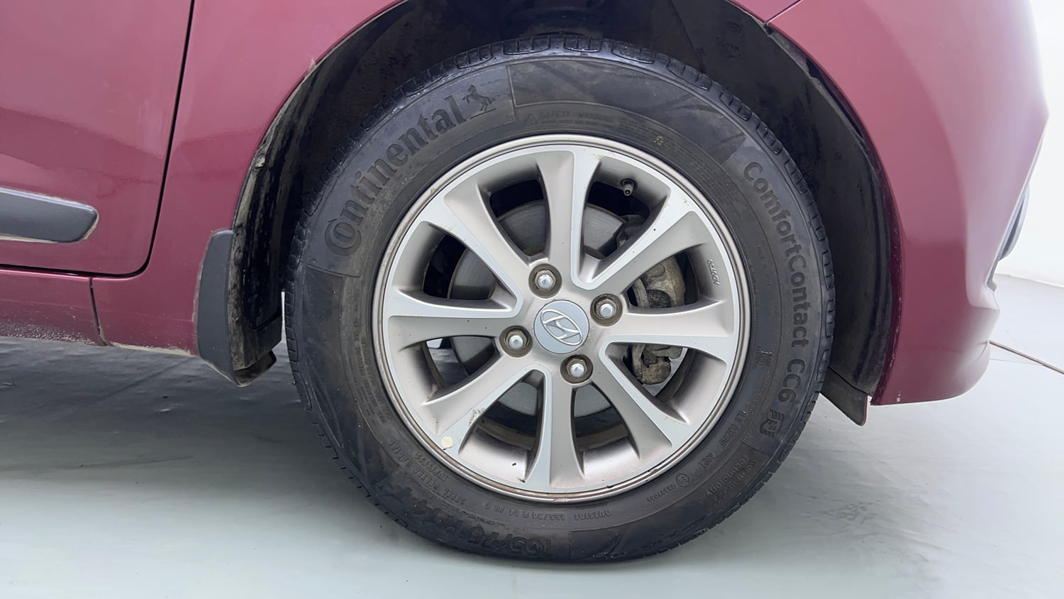 Used 2016 Hyundai Grand i10 Asta AT 1.2 Kappa VTVT (O) Petrol Automatic tyres RIGHT FRONT TYRE RIM VIEW