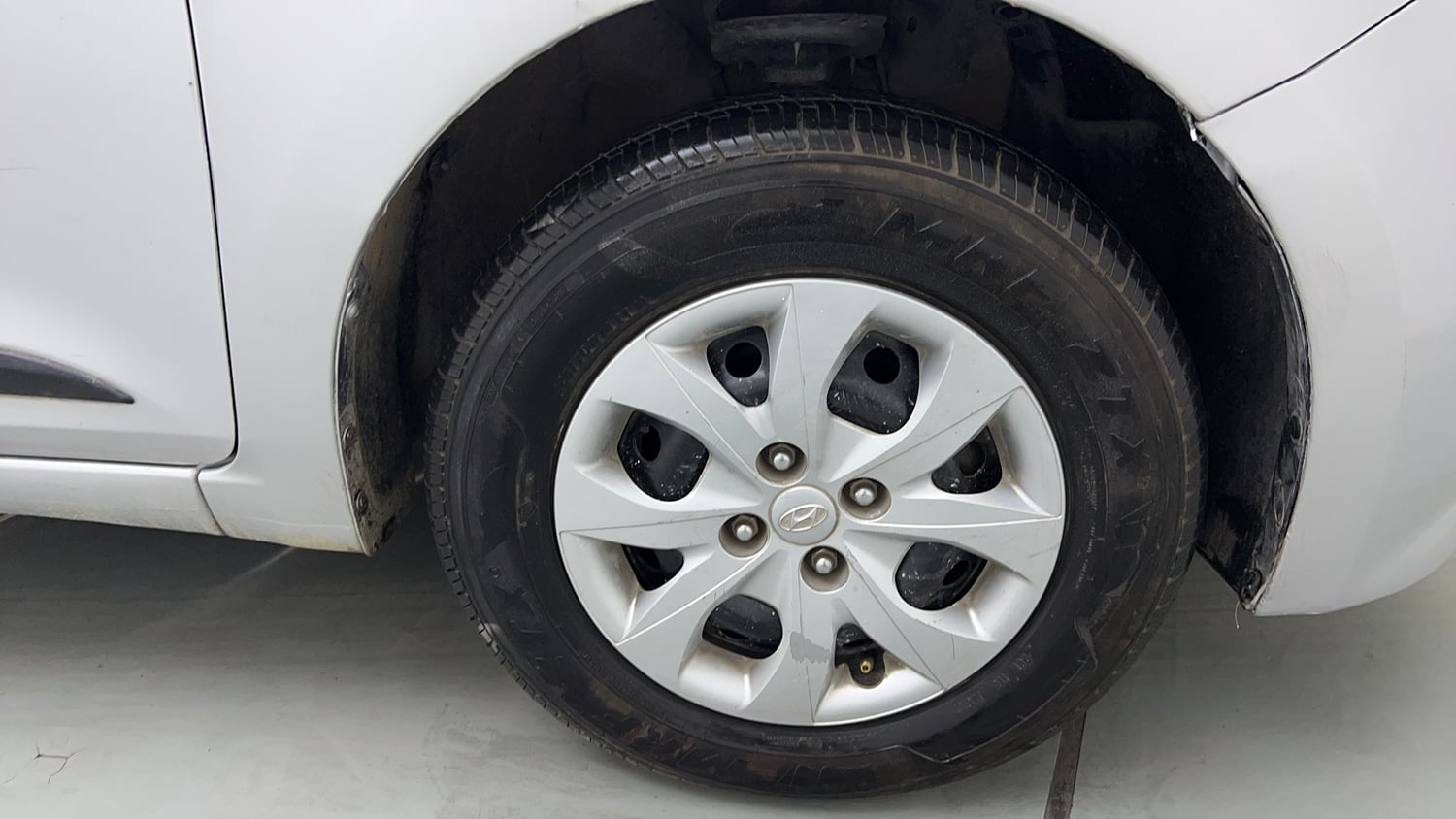 Used 2016 Hyundai Elite i20 Sportz 1.2 Petrol Manual tyres RIGHT FRONT TYRE RIM VIEW