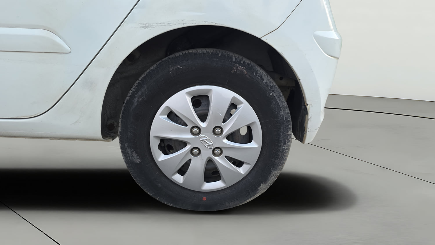 Used 2013 Hyundai i10 Sportz 1.2 Kappa2 Petrol Manual tyres LEFT REAR TYRE RIM VIEW