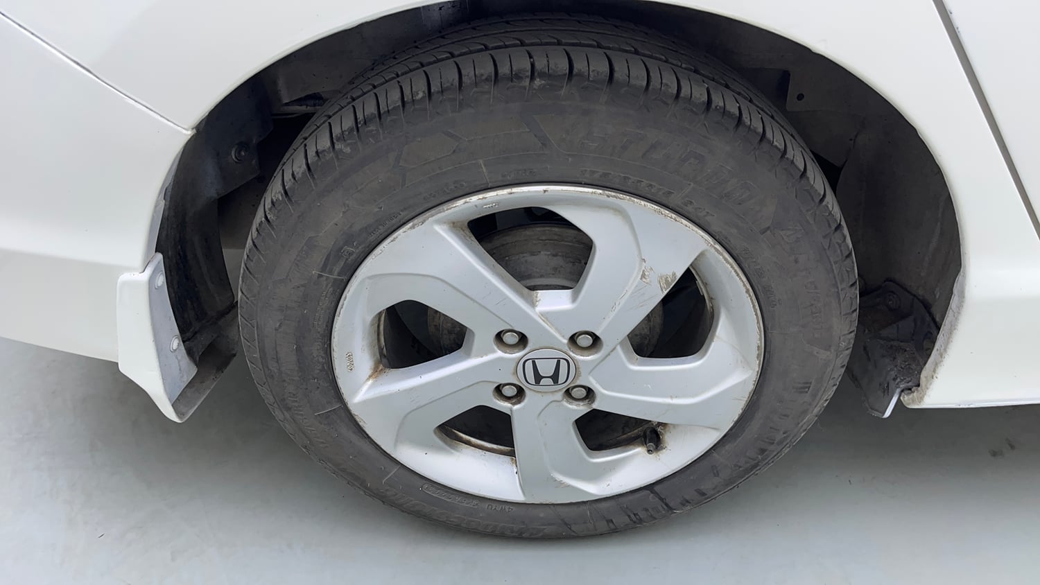 Used 2015 Honda City VX CVT Petrol Automatic tyres RIGHT REAR TYRE RIM VIEW