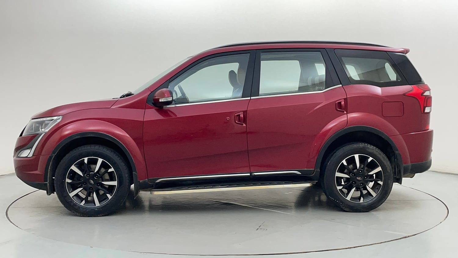 Used 2018 Mahindra XUV500 W11 Diesel Manual exterior LEFT SIDE VIEW